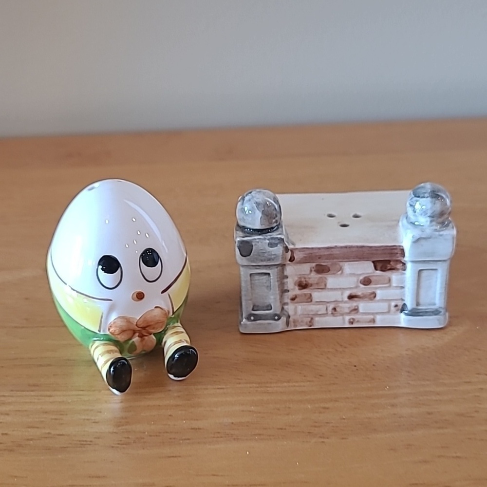 VINTAGE Ceramic Humpty Dumpty Egg Sitting On A Wall Salt And Pepper Shaker Set - Picture 7 of 16